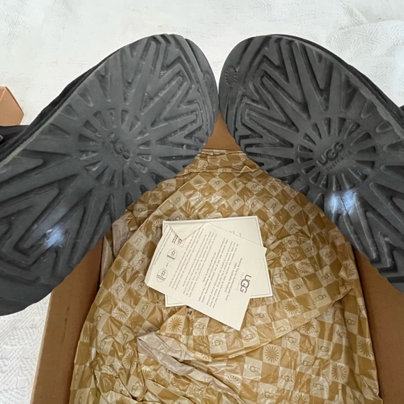 Authentic UGG Black Bailey button short sheepskin boots size 7. Great condition - Picture 2 of 9